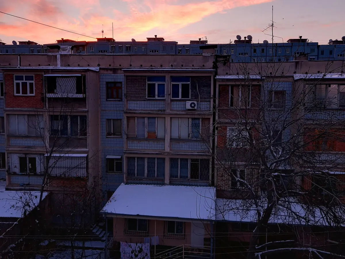 Қорли томлар устидаги қишки тонг. Декабрда Тошкентда Бомдод олтидан кейин киради, қуёш эса фақат 07:45 атрофида чиқади.