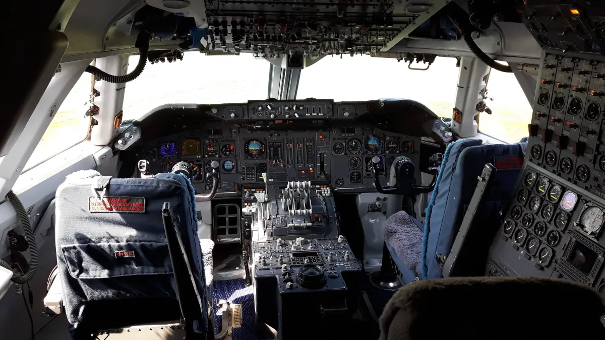 «Боинг-747» кабинаси. НАСА тадқиқотидаги учувчилар Тинч океани узра айнан шундай ўриндиқларда дам олган.